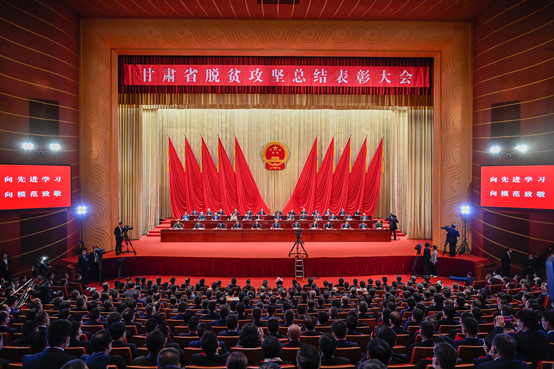 5-江南在线客服副院长黄晓霞代表学院出席在甘肃省举行的甘肃省脱贫攻坚总结表彰大会.jpg